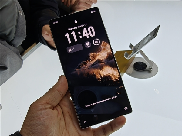 追觅手机上手：真全面屏+骁龙8E5 预装努比亚OS