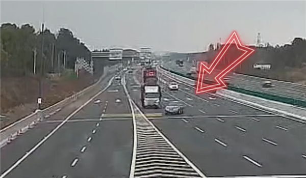 男子开轩逸错过高速出口强行连变3车道被货车制裁:整车报废