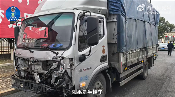 男子开轩逸错过高速出口强行连变3车道被货车制裁:整车报废