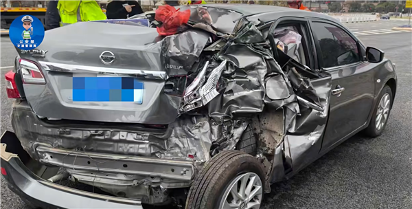 男子开轩逸错过高速出口强行连变3车道被货车制裁:整车报废