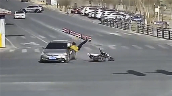 男子骑电动车闯红灯当场被撞飞：受伤还需负全责