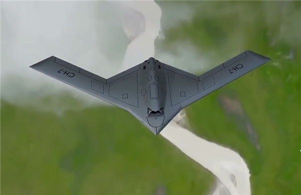 国产新型大型飞翼隐身无人机彩虹-7有多智能 央视揭秘:自己滑行自己飞