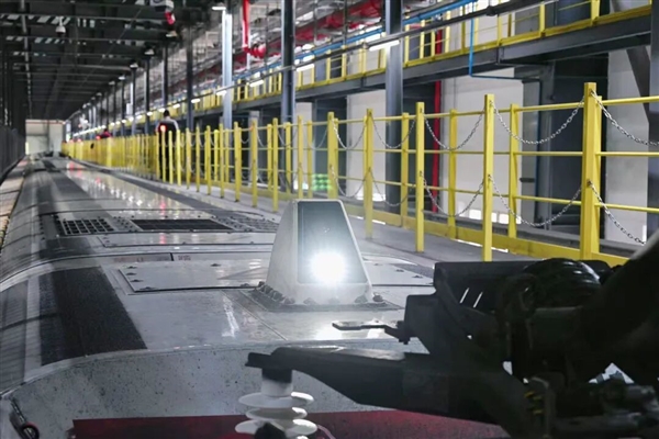 动车组车顶为何一直闪光？原来是一对“火眼金睛”