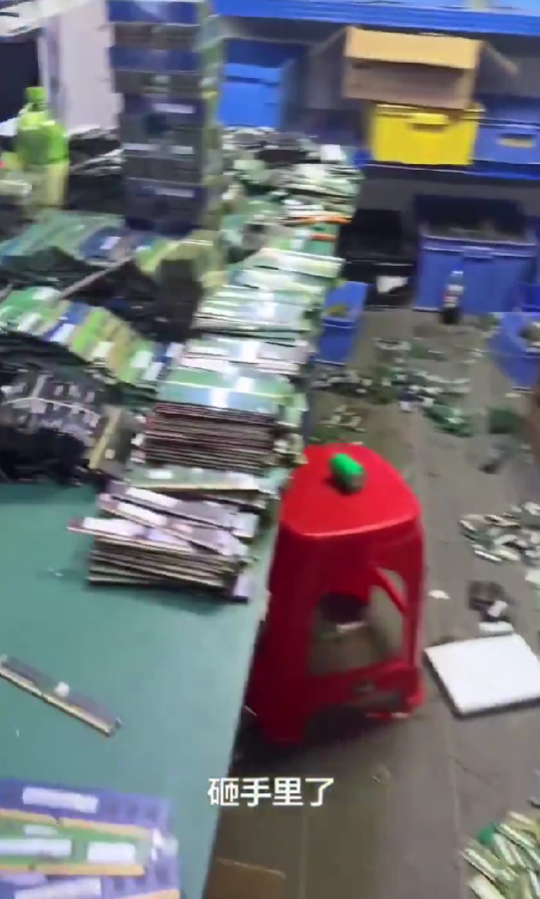 这画面绝望！黄牛高价囤了一屋子内存条：直呼“完蛋了 砸手里了”