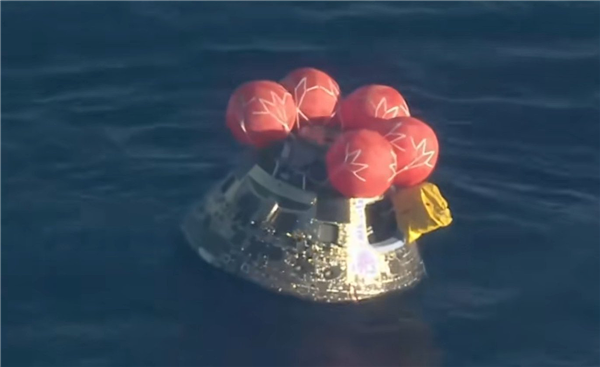 溅落50分钟后！阿尔忒弥斯2号返回舱终于打开舱门