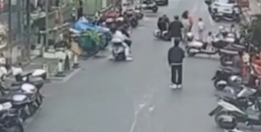 7岁男童突然冲出马路与电车相撞 交警认定:孩子全责