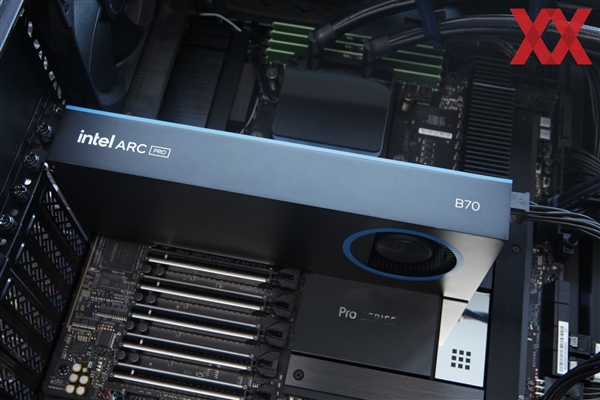 Intel锐炫Pro B70四卡并联首测！功耗达720W