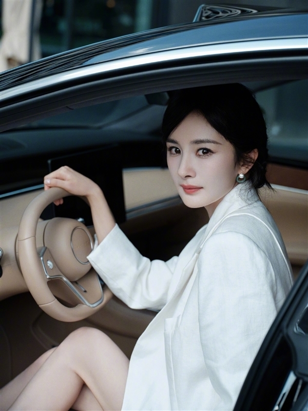 华为官宣：杨幂担任鸿蒙智行享界品牌代言人