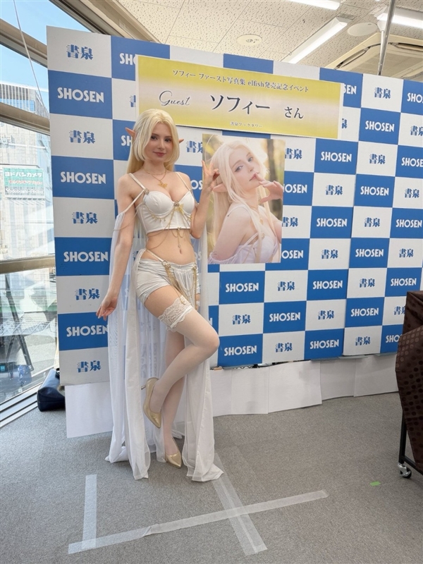 《生化4RE》阿什莉体模COS妮姬新装 黑衣黑丝很诱人