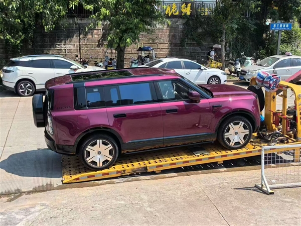 预售43.98万起 享界G9寰宇红实车曝光：小姐姐一眼爱！