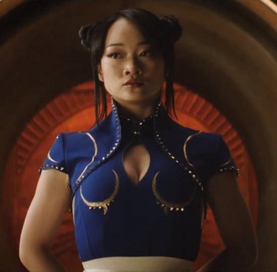美女演员练出丰满大腿！真人春丽对比游戏立绘