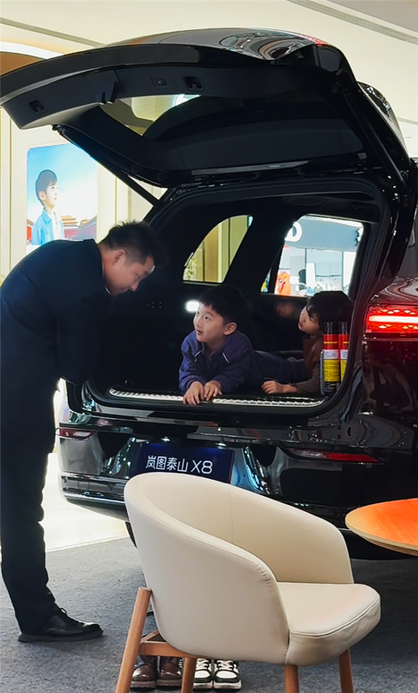 岚图销售火了!一场耐心接待让小孩哥感受到了国产豪华品牌的温度